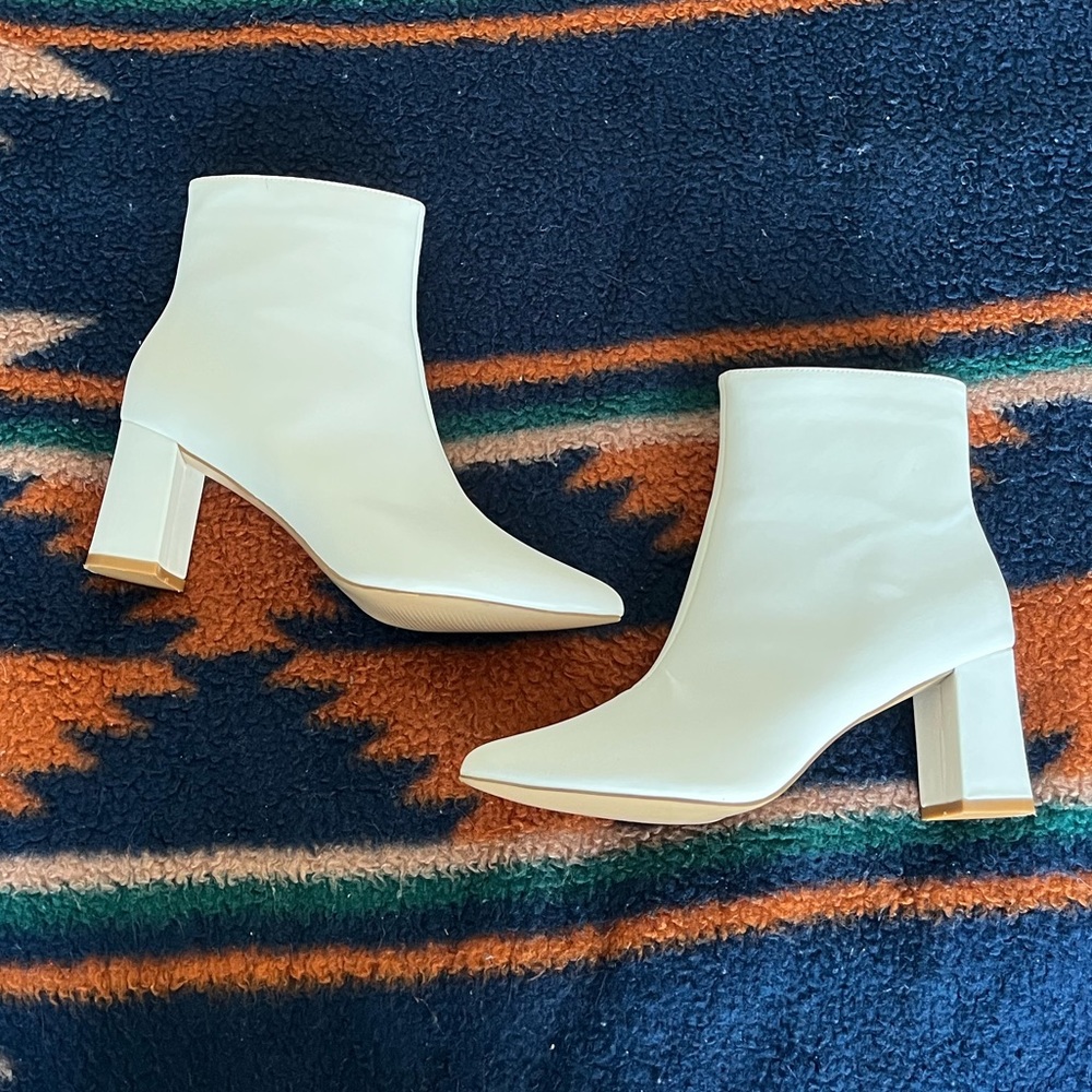 NWOT Lulus sarai off-white pointed-toe heeled ankle boots - Picture 7 of 11